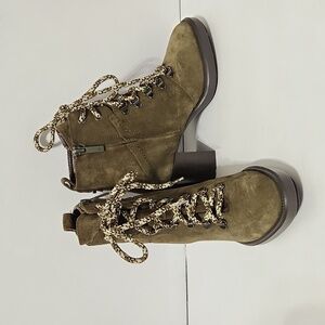 NWOB Aquatalia Suede Booties. Made in Italy. Size 5M